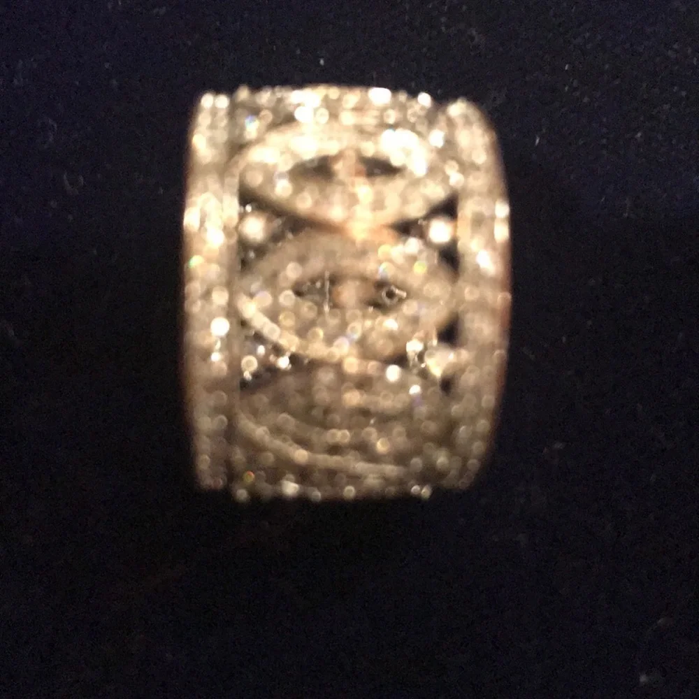 Ring with stone pattern all around